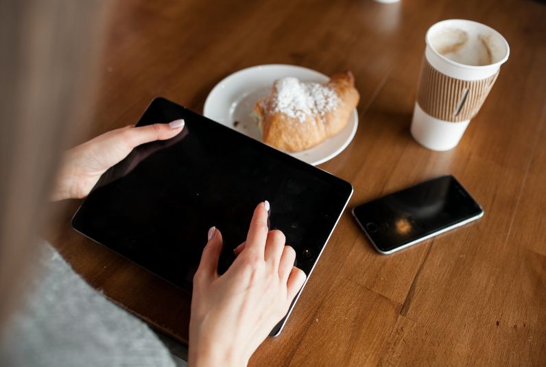 Flat Screen Monitors: Sleek and Space-Saving Solutions for Modern Workspaces